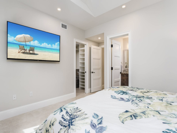 Luxurious Vacation Pool Home in Siesta Key 5 min walk to beach